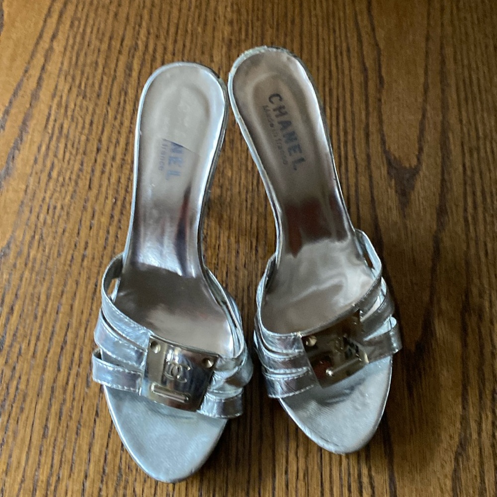 VINTAGE SILVER  HEELS . Approx size 9-10 .